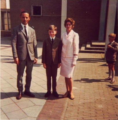 Marietje Verbeek haar man Nico Verbeek en petekind Toon Verbeek, omstreeks 1964